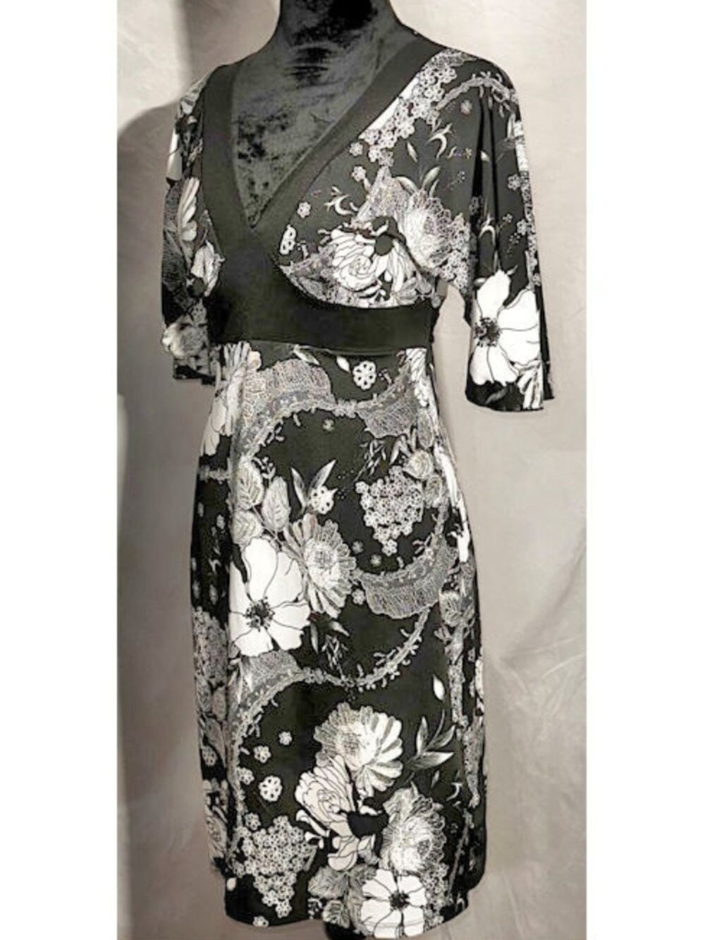 B. Moss Black and White Flowered Knit Dress, X-Small - Picture 6 of 10